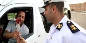 العالمي : بالورود.. رجال الشرطة يحتفلون بعيد الأضحى مع المواطنين| صور fxcc.ae