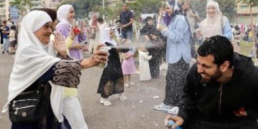 العالمي : روحها المرحة خطفت القلوب.. حكاية صورة جدة بتلعب مع أحفادها بعد صلاة العيد fxcc.ae