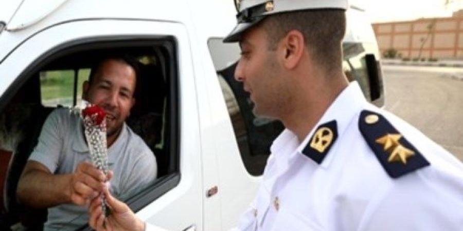 العالمي : بالورود.. رجال الشرطة يحتفلون بعيد الأضحى مع المواطنين| صور fxcc.ae